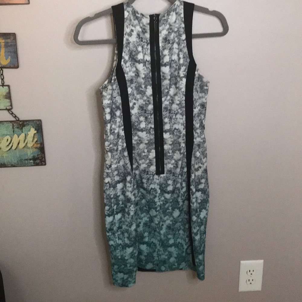 Cute flowery mid-length dress - Picture 2 of 2
